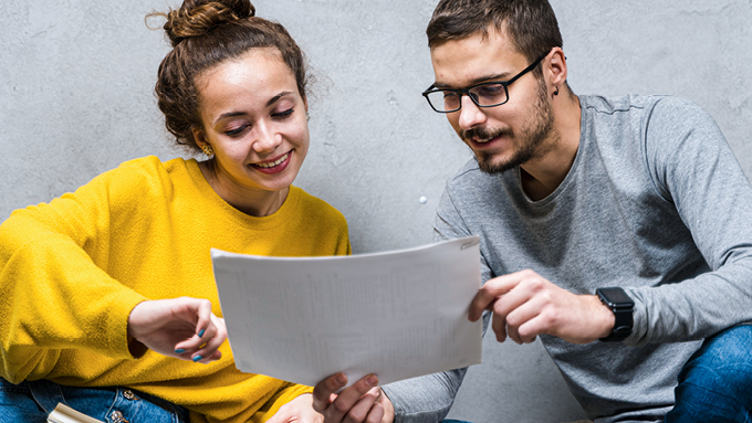Zwei Personen lernen zusammen.