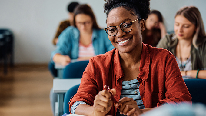 Studierende sitzen im Klassenraum und lernen.