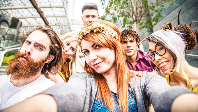 Personengruppe macht Selfie.