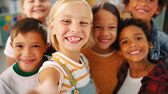Kindergruppe macht ein Selfie.