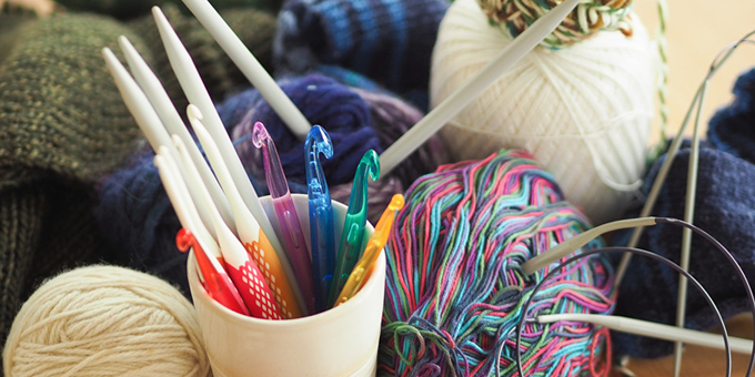 Stricknadeln und Wolle