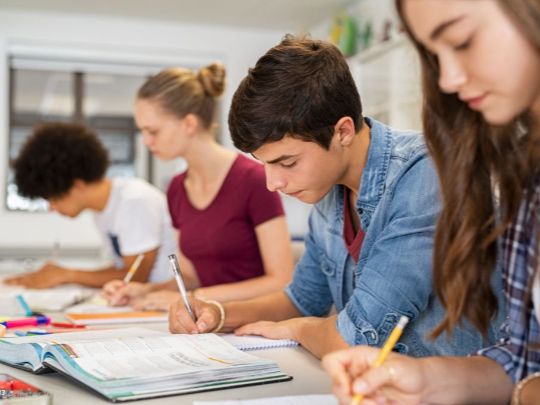 Vier Personen lernen.